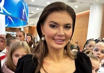 42-летняя российская художественная гимнастка Алина Кабаева появилась на публике в стильном костюме. Олимпийская чемпионка восхитила красотой и стилем.