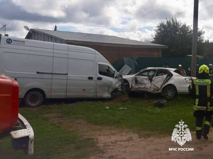 Под Тверью спасатели ликвидировали последствия столкновения двух автомобилей