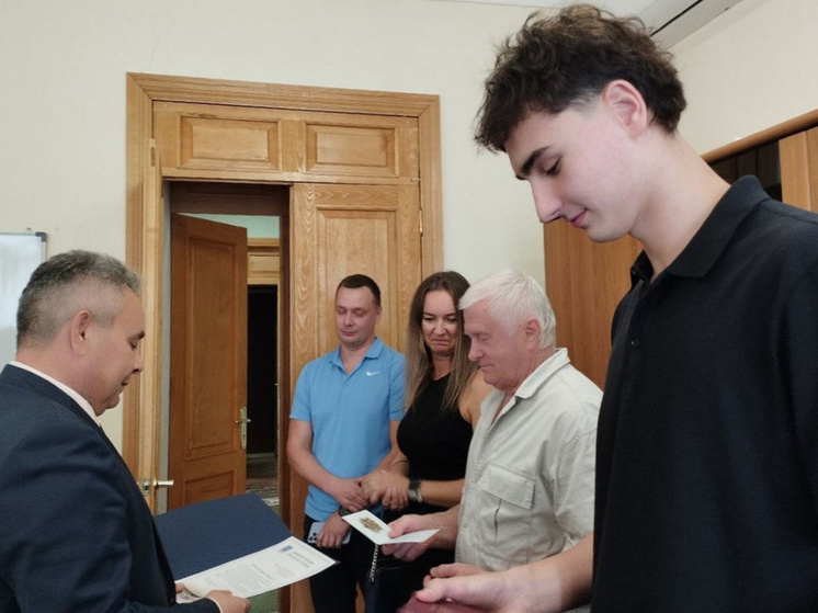 Алексей Смирнов поздравил Андрея Черепкова и тренерский состав с победой на первенстве мира по плаванию