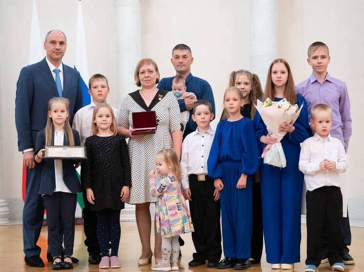 Свердловчанкам вручили почетное звание «Мать-героиня»