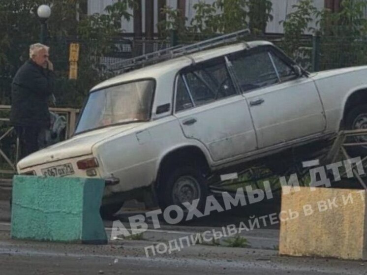 В Мясново "копейка" насадилась на забор