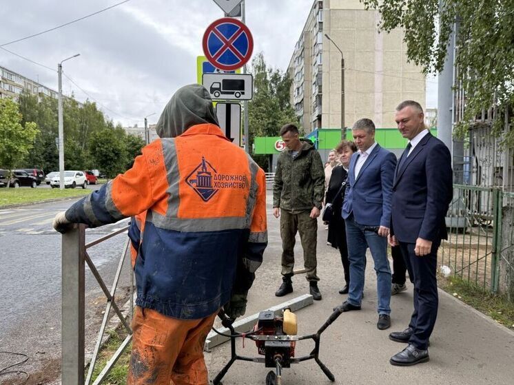 «Партийный десант» «Единой России» контролирует благоустройство и безопасность маршрутов к школам