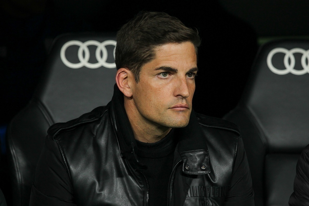 Тренера «Сочи» увели под руки в карету скорой помощи во время матча Кубка России