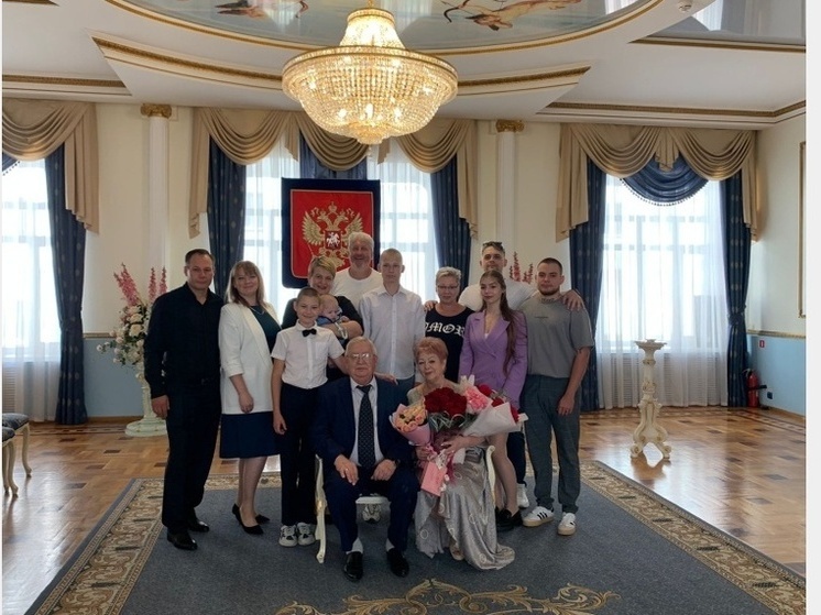 В Смоленском ЗАГСе поздравили супружеские пары с золотой и серебряной свадьбами