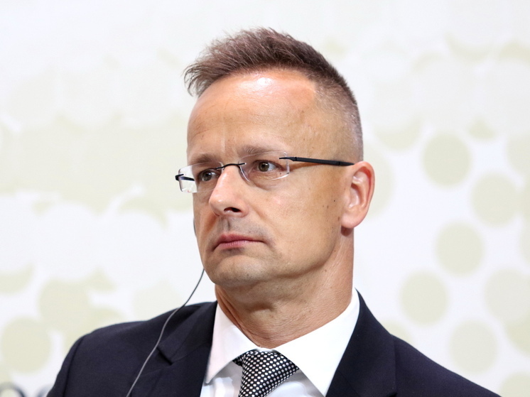 Сийярто: Венгрия отказывается поддержать быстрое принятие Украины в ЕС