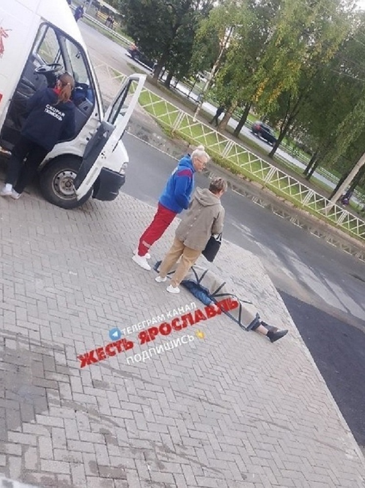 В Ярославле  мужчина средних лет упал на улице и умер