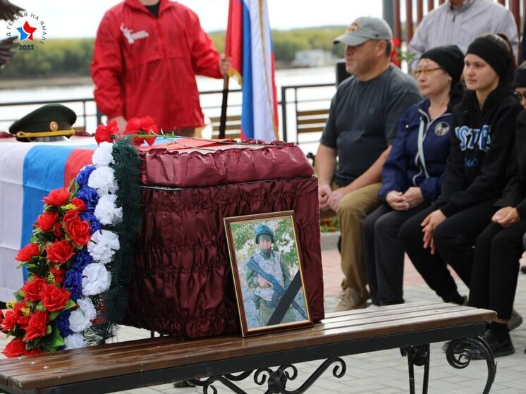 Погибшего на СВО бойца проводили в последний путь в Мужах