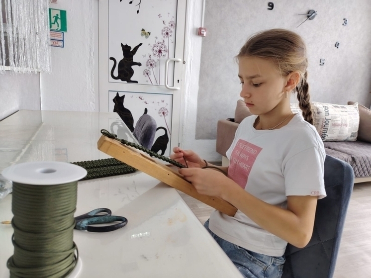 Девочка из Забайкалья плетет «браслеты выживания» для бойцов СВО