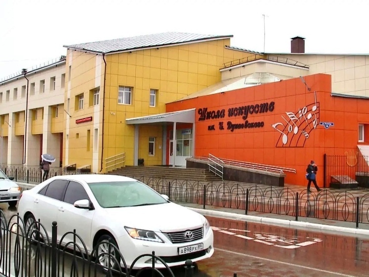 Конструкцию на крыше школы искусств в Тарко-Сале заменят и сделают герметичной