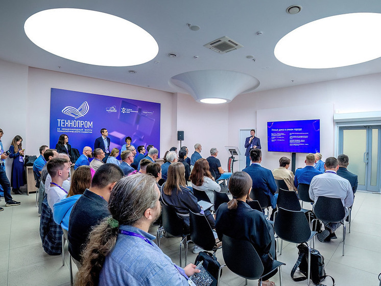 «Ростелеком» представил технологии ИИ для цифровых регионов на «Технопроме-2025»