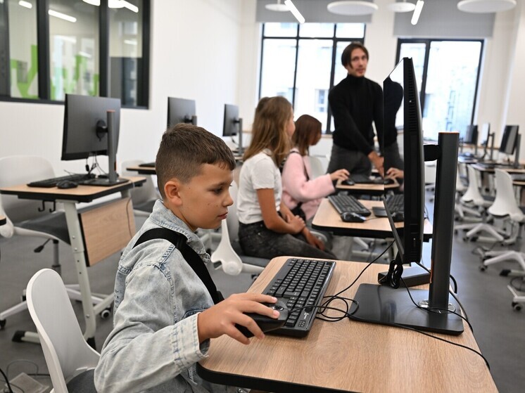 Роскачество: школьные поборы на ремонт и подарки учителям незаконны