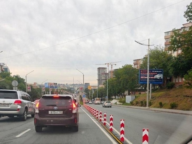 Во Владивостоке на Второреченском мосту установили делиниаторы для безопасного движения
