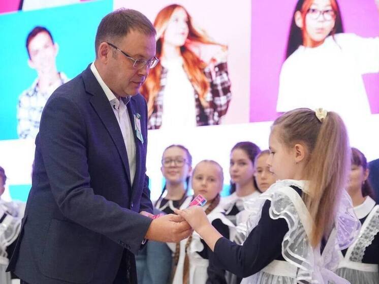 Лучшим школьникам Кузбасса вручены первые карты льготников