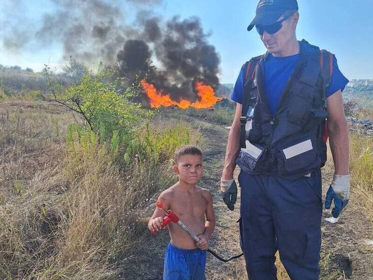 В Ставрополе 9-летний мальчик бросился тушить горящую траву, помогая спасателям