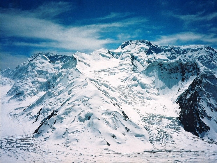 Alpinista Kiselev: Uma das três pessoas escala o Pico Pobeda em Tien Shan