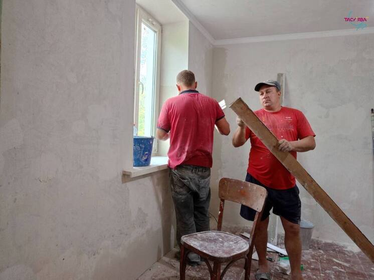 Тазовчане делают ремонт в доме одинокой пенсионерки из Волновахи