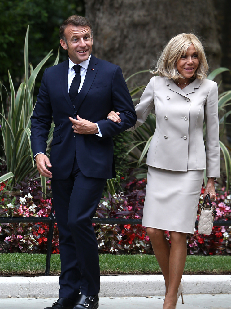 Valeurs Actuelles: иностранные спецслужбы могут знать правду о поле Брижит Макрон