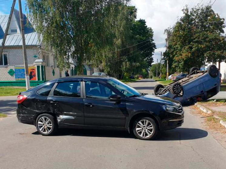 Под Брянском в ДТП перевернулся легковой автомобиль