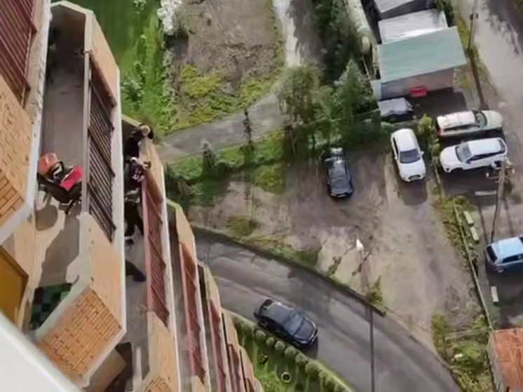 В Лобне подростки устроили «камнепад» с балконов многоэтажки