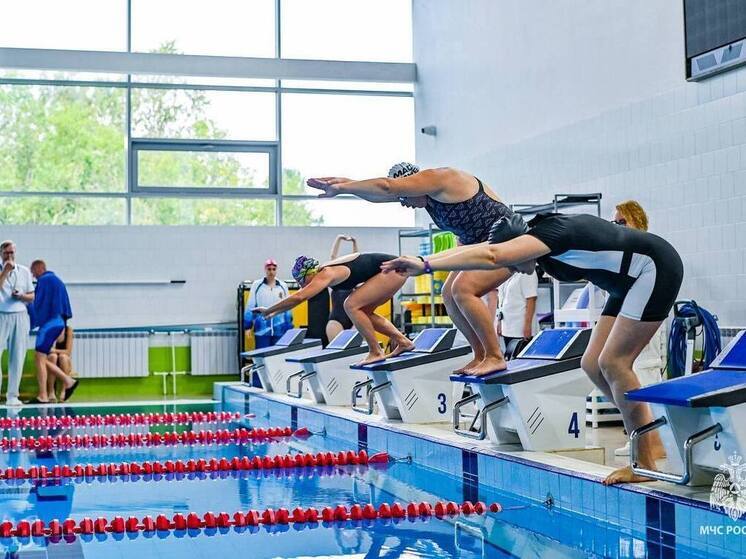 Псковские сотрудники МЧС приняли участие в Спартакиаде по плаванию в Мурманской области