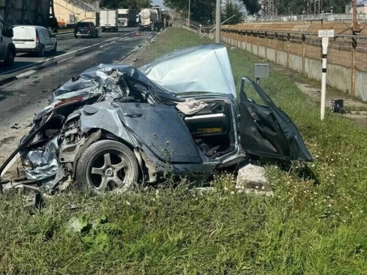 Парень на иномарке столкнулся с двумя грузовиками в Самарской области 28 августа
