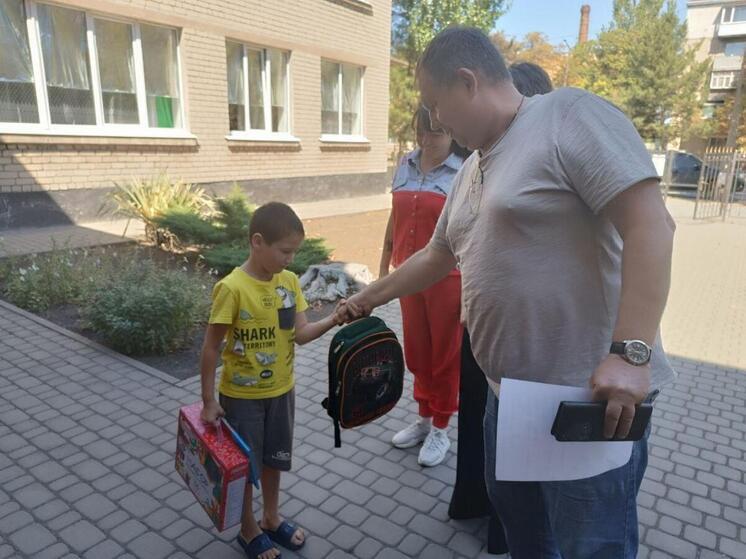 Будущие первоклассники пологовской школы №4 получили подарки от региона-шефа ко Дню знаний