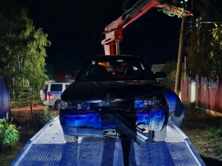 На Мурманской в Нарьян-Маре ВАЗ 2112 врезался в забор