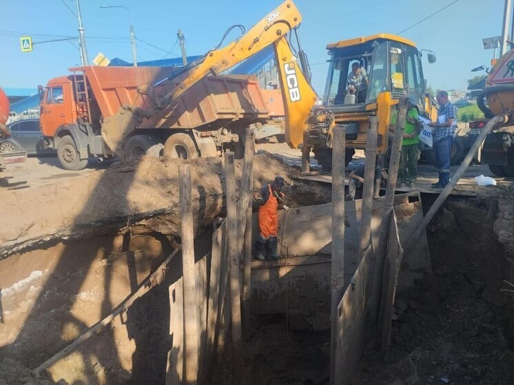 Жители 6-го микрорайона Астрахани остались без воды из-за повторного прорыва водопровода