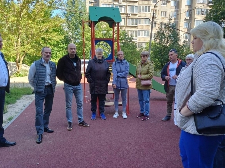 Депутаты Рязгордумы проверили ремонт дворовой территории на улице Берёзовой