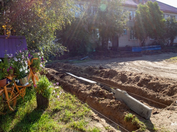 У двух домов на Рабочей в Нарьян-Маре приступили к ремонту тротуара