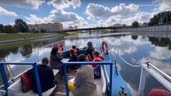 Показали кадры с последней в летнем сезоне речной прогулки юных орловчан из особых категорий