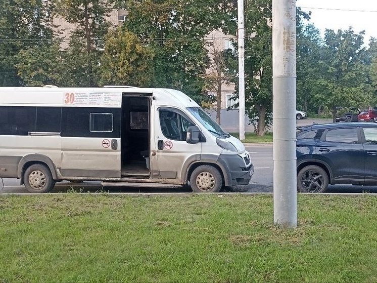 Ивановский микроавтобус попал в жесткое ДТП с иномаркой