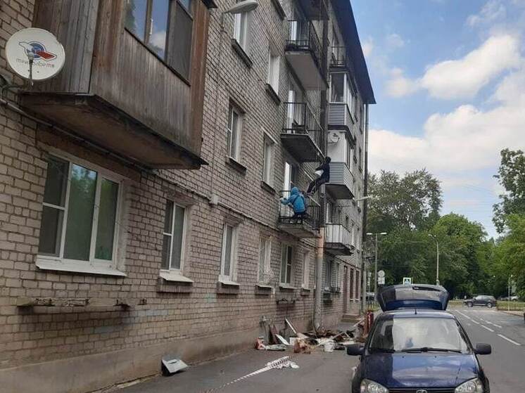 В Ленобласти планируют отремонтировать аварийные балконы в многоквартирных домах