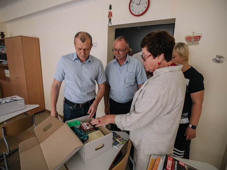 Свыше девятнадцати тысяч канцелярских наборов передали в Мариуполь из Санкт-Петербурга