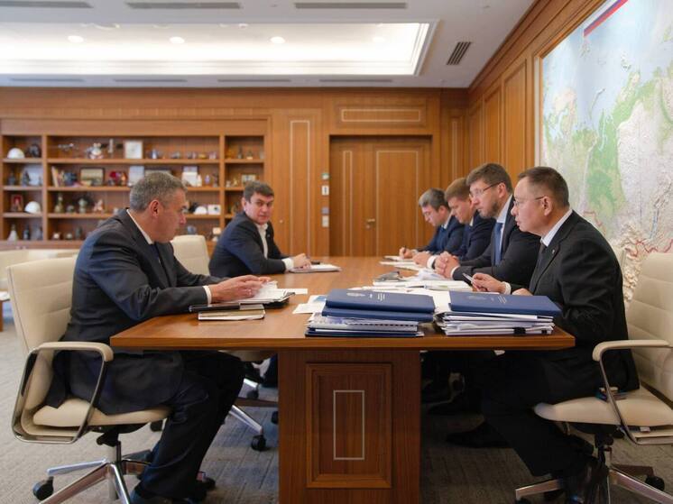 Временно исполняющий обязанности губернатора Курской области Александр Хинштейн 28 августа приехал в Москву, где поучаствовал в заседании штаба под руководством заместителя председателя правительства РФ Марата Хуснуллина