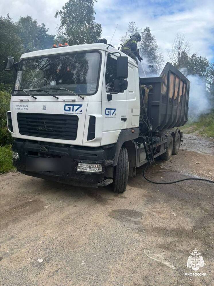 В Тверской области во время движения загорелся грузовик