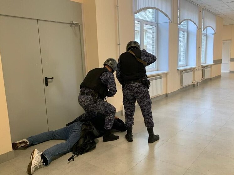 В 50 школах Петербурга и Ленобласти проверили охрану на работу при терроризме