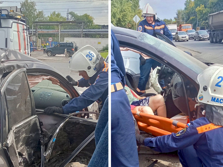 Автоледи на "Mazda" оказалась заблокирована в авто после ДТП в Новосибирске