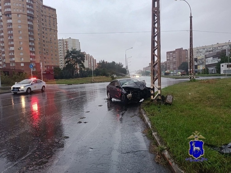 Водитель Kia врезался в бордюр и столб и погиб в Автозаводском районе Тольятти