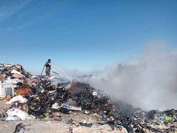 Крупный пожар на свалке тушат в Новом Уренгое