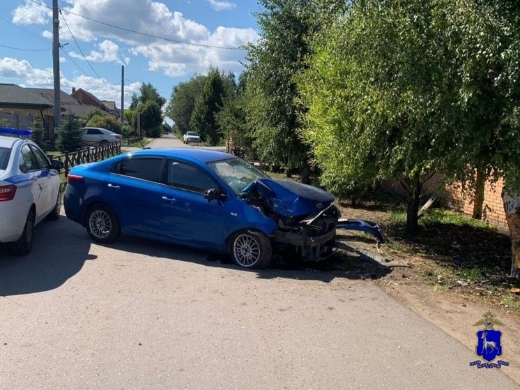 Женщина на Kia потеряла управление и влетела в дерево в Самарской области