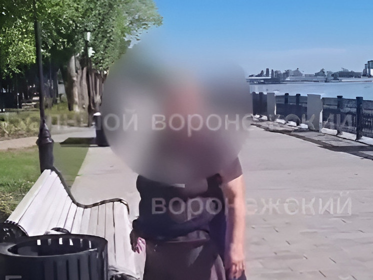 Жительница Воронежа загадила скамейку на набережной рыбьими потрохами