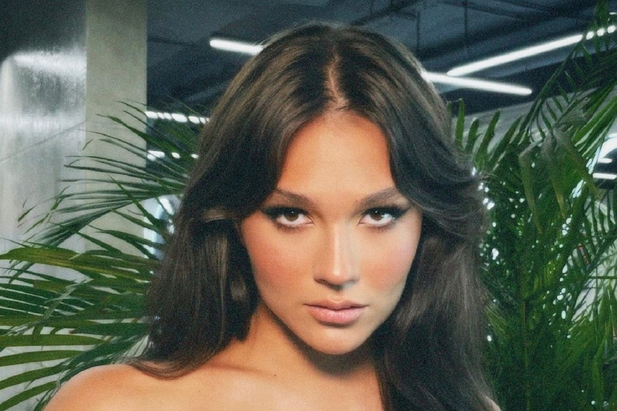 Фигуристка показала красивое декольте