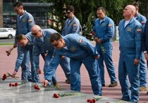 Пилотажная группа Воздушно-космических сил Российской Федерации «Русские Витязи» приняла участие в церемонии возложения цветов к Мемориалу Славы в Барнауле