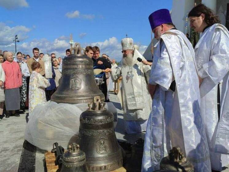 Митрополит Кирилл освятил колокола храма Спаса Нерукотворного на Казанке