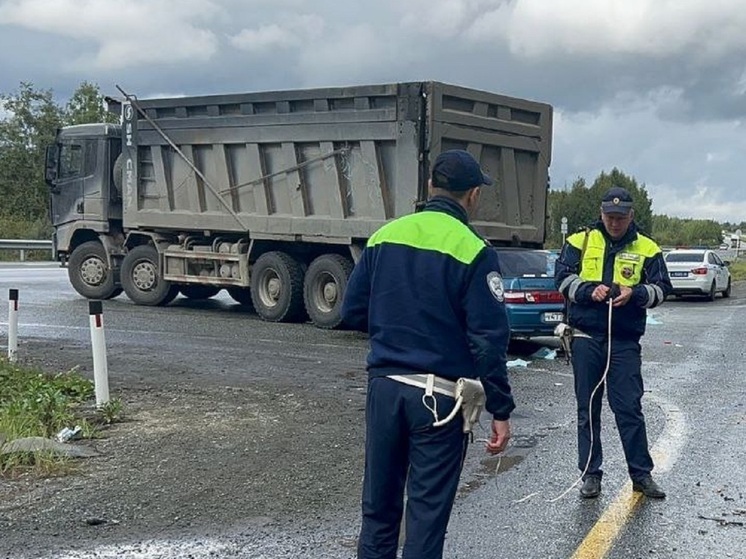 Легковушка влетела в грузовик возле Невьянска: пострадали три человека