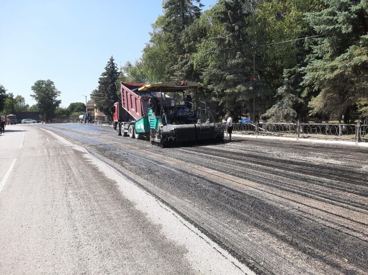 На Ставрополье в станице Боргустанской ремонтируют дорогу и обустраивают парковку