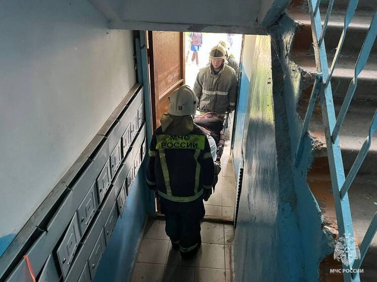 В Тверской области спасатели помогли транспортировать женщину в карету скорой помощи
