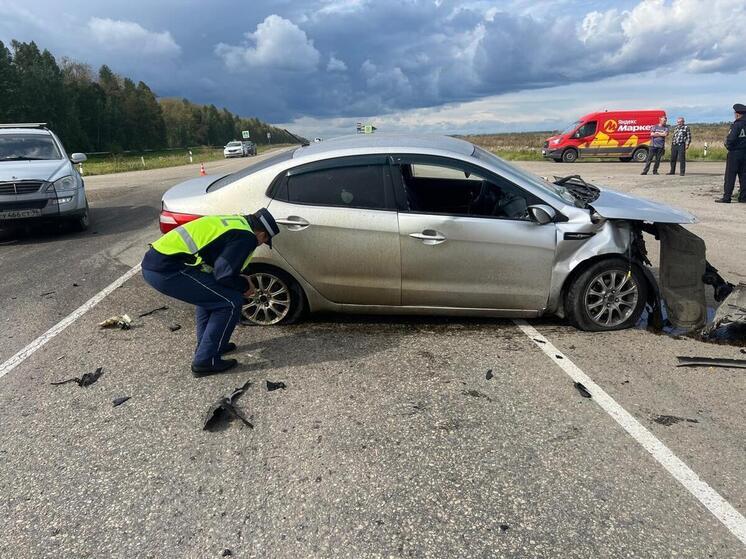 Двое детей и взрослый пострадали в ДТП на свердловской трассе