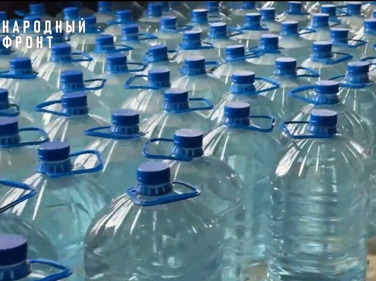 В Орловской области школьники помогли подготовить посылку с водой для отправки в Донецк